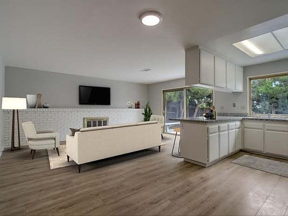 5th image of 574 Hyde Park Dr