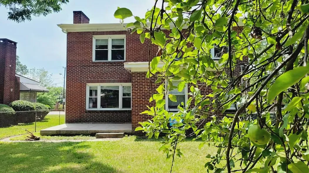 4 bed, 1896 sqft, $2,295 — Photo 2