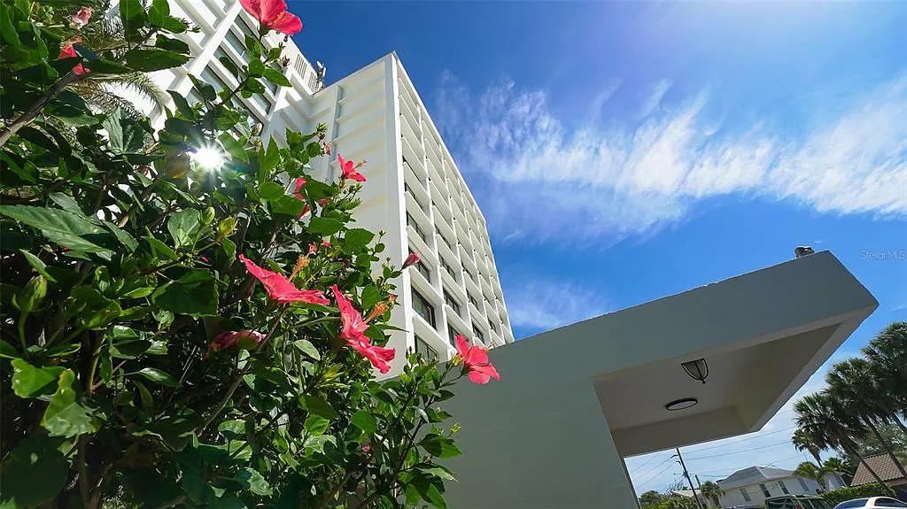 2 bed, 2.0 bath, 1435 sqft, $9,000 — Photo 2