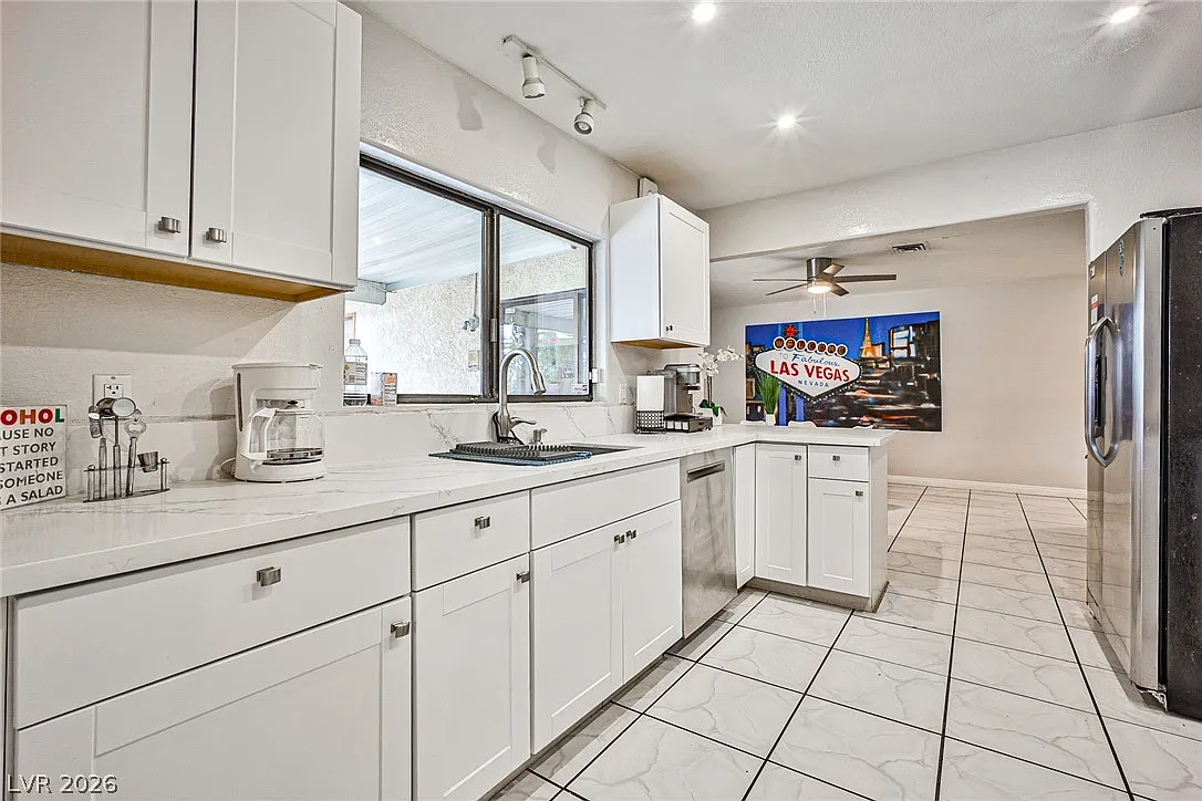 4 bed, 4.0 bath, 2611 sqft, $3,700 — Photo 4