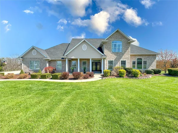 18 Eagle Lake Dr, Columbia, IL 62236