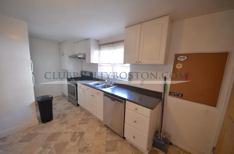 3 bed, 1.0 bath, 1300 sqft, $3,750 — Photo 2