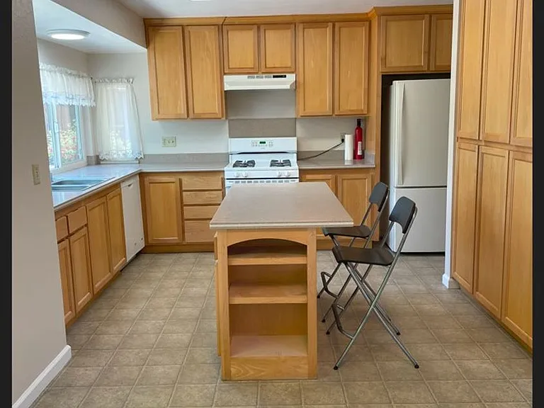 6076 Della Ct — Photo 3