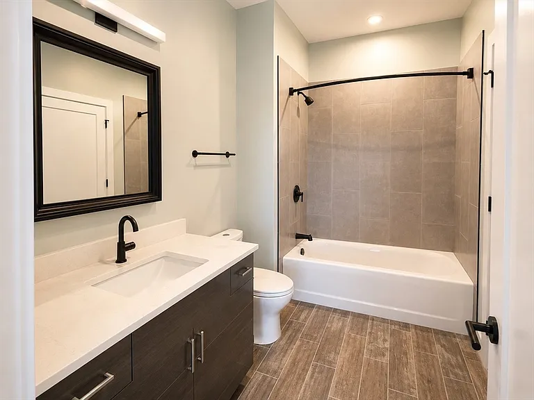 60 Cross St E #308 — Photo 8