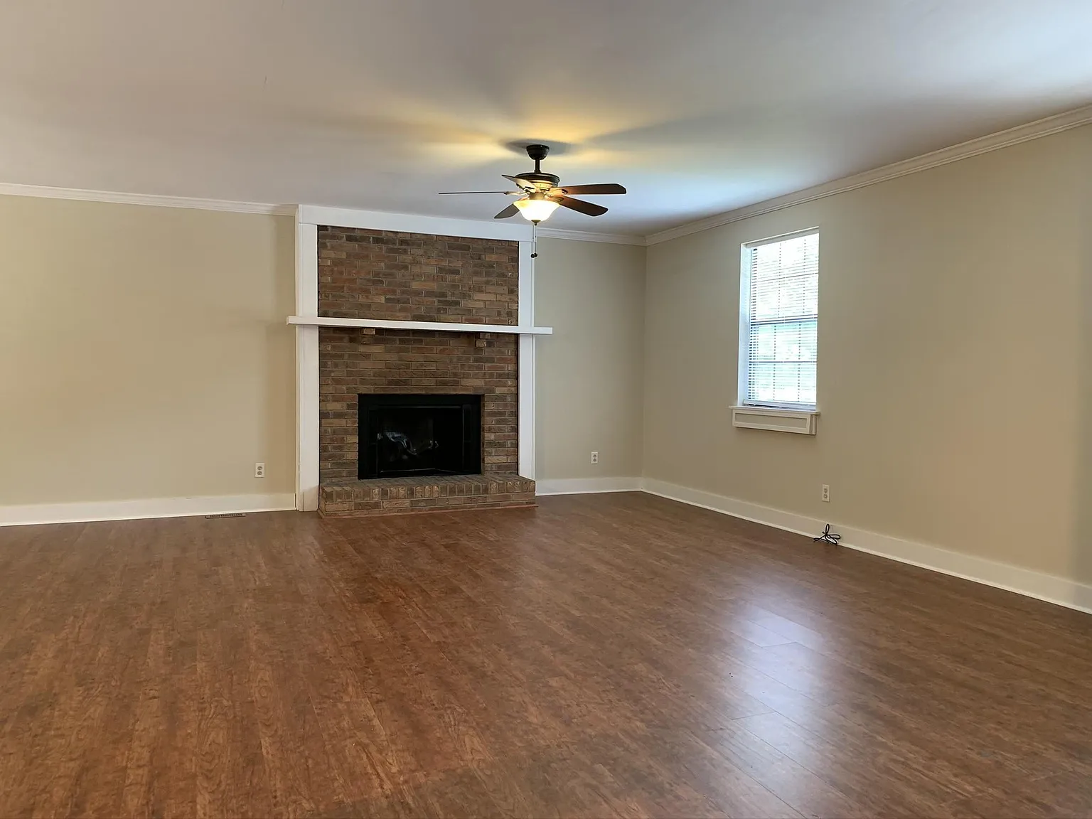 3 bed, 1600 sqft, $2,433 — Photo 3
