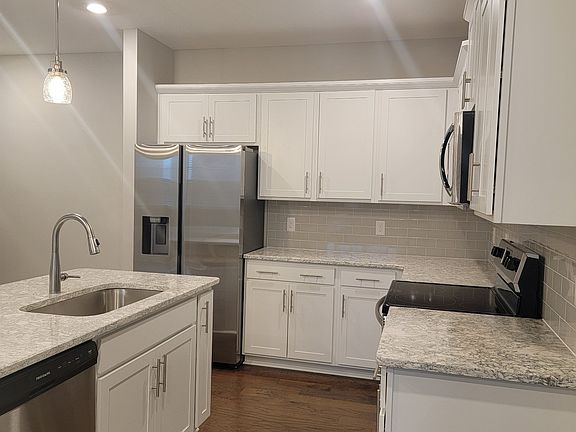 5th image of 900 Vintage Green Ln #205