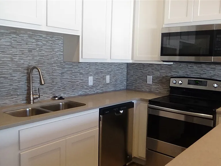 212 N Bryan Ave #202 — Photo 4