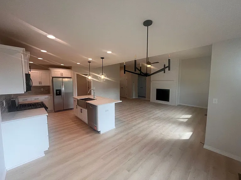 648 W Brook Hollow Rd — Photo 3