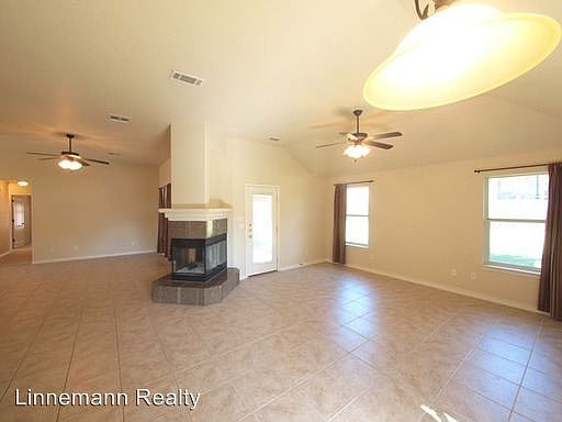 5th image of 409 Wrought Iron Dr