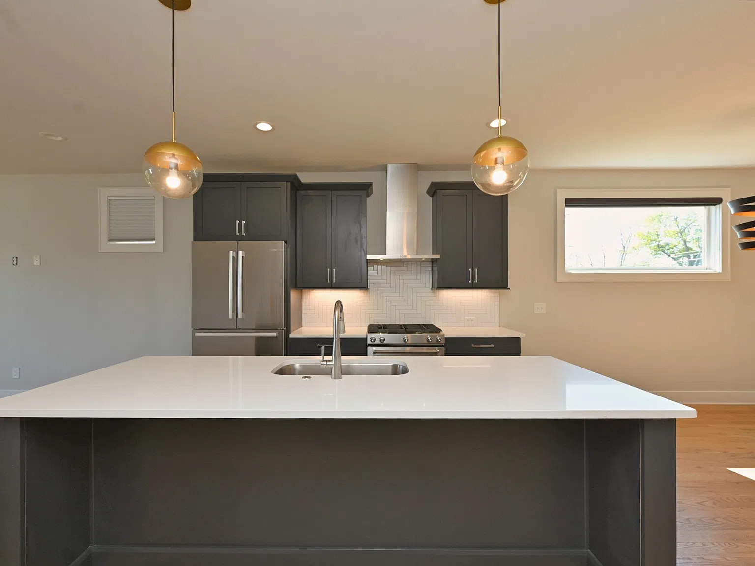 4 bed, 3.5 bath, 4078 sqft, $3,995 — Photo 4