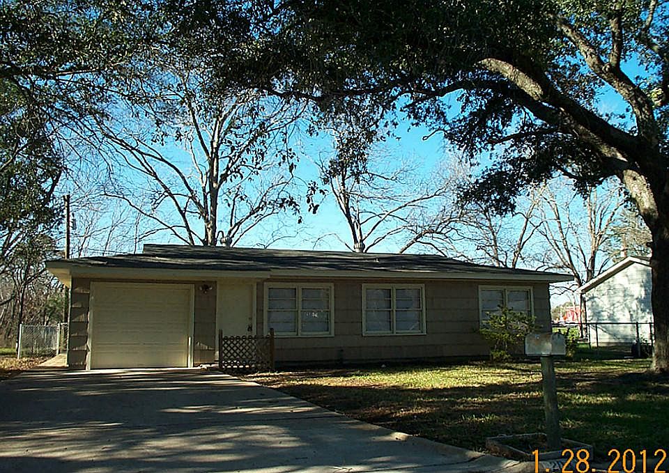 Front of house shaded by beautiful oak tree