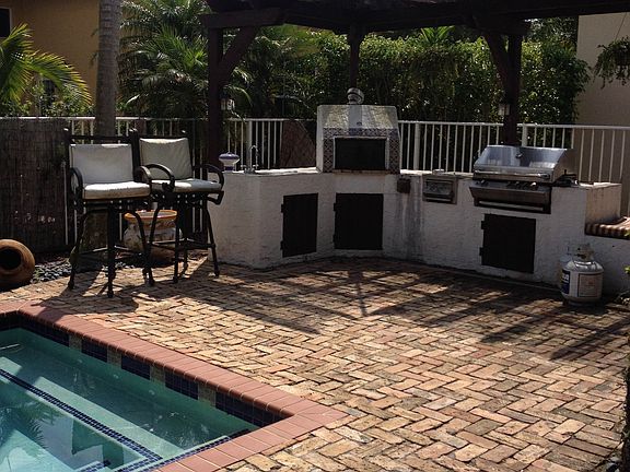 Outdoor kitchen w/BBQ 