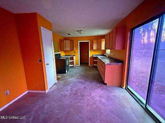 4th image of 108 South Dr