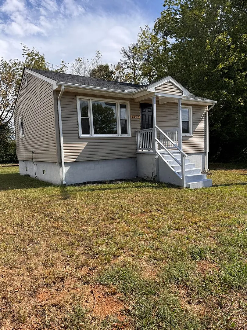2 Bedroom || 1 Bathroom Single Family Home — Photo 1