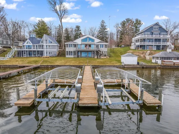 7577 Forest Beach Rd, Watervliet, MI 49098