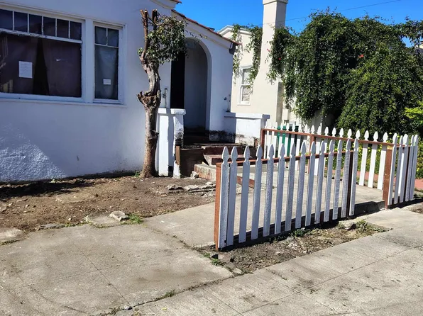 6611 Deakin St, Oakland, CA 94609