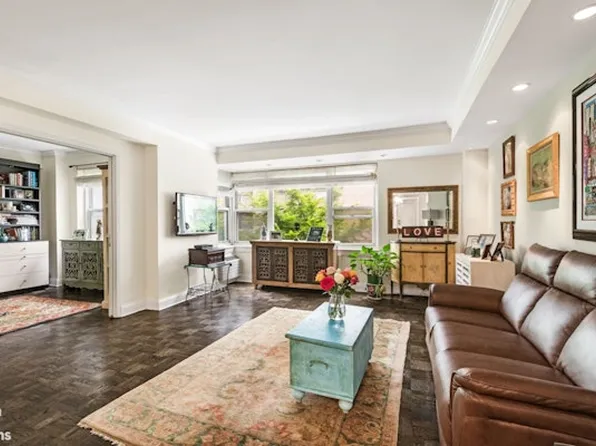 1025 5th Avenue image 1 of 6