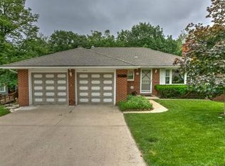 1015 NW South Shore Dr, Lake Waukomis, MO 64151