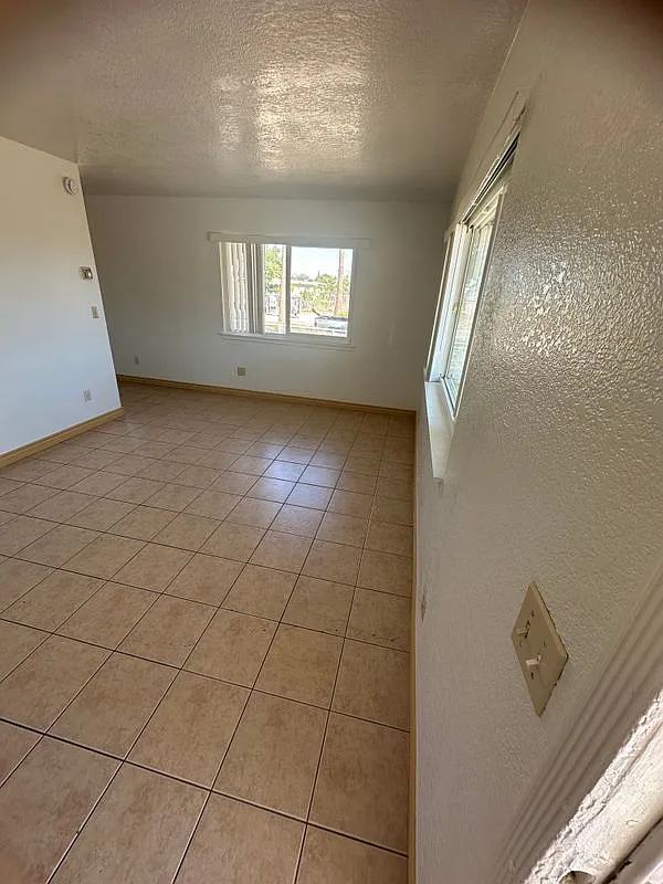 2 bed, 1.0 bath, 864 sqft, $1,700 — Photo 4