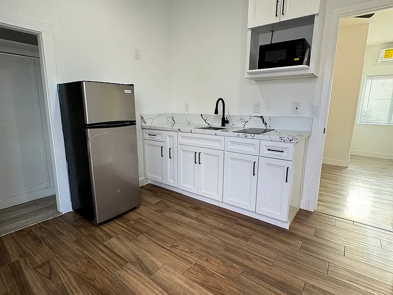 2033 E Washington Ave #B — Photo 1