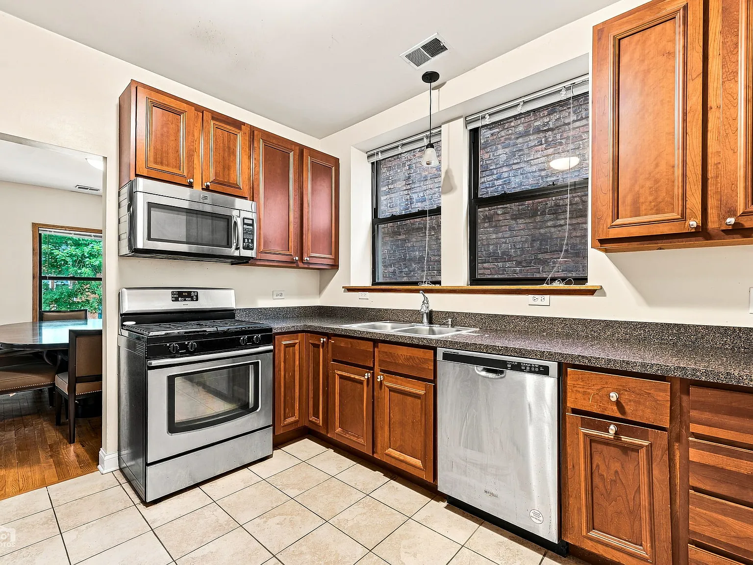 5 bed, 2500 sqft, $4,000 — Photo 2