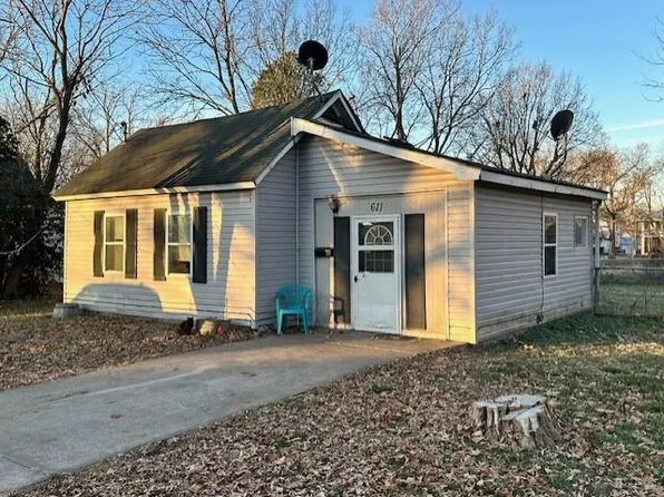611 N Oak St, Nevada, MO 64772
