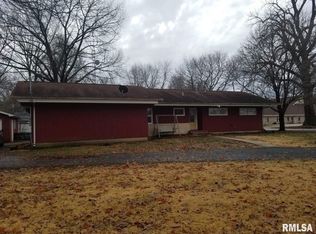 621 W Jefferson St, Girard, IL 62640