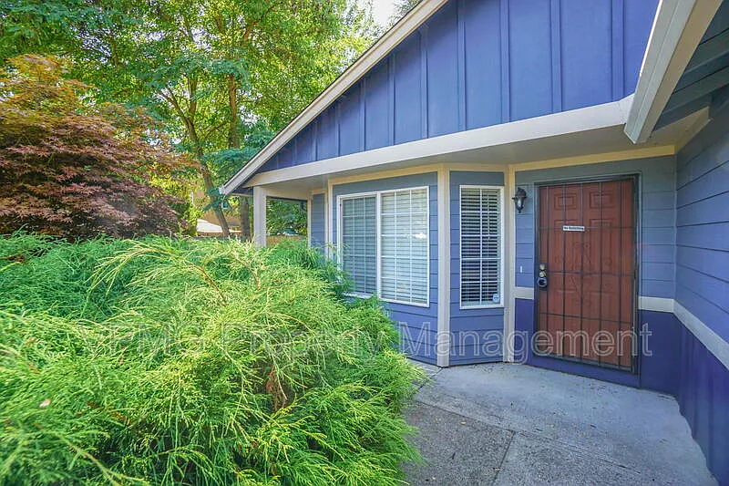 3 bed, 2.0 bath, 1096 sqft, $2,495 — Photo 3