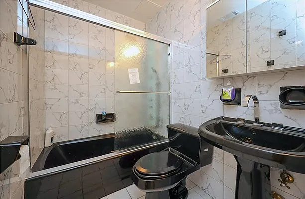 Sold by Momentum Real Estate LLC | media 16