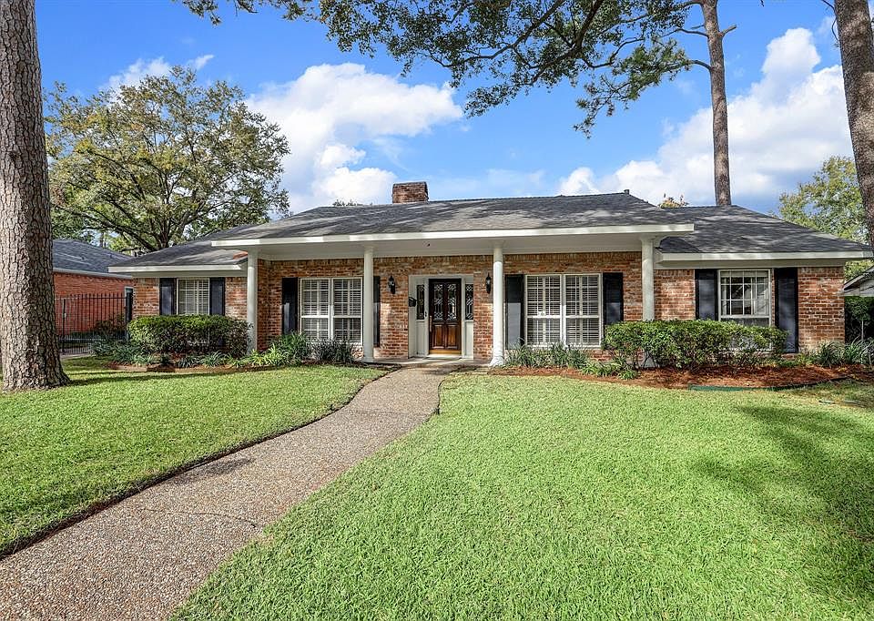 Lovely, traditional brick one-story home in the north side of Brairgrove Park.