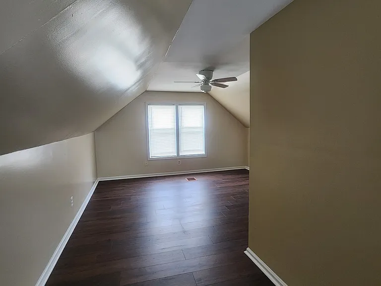 219 E Grand Blvd — Photo 12