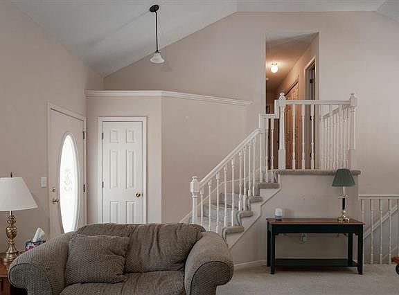 4th image of 93 Pioneer St