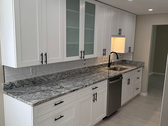 5th image of 1039 Woodbrook Dr S
