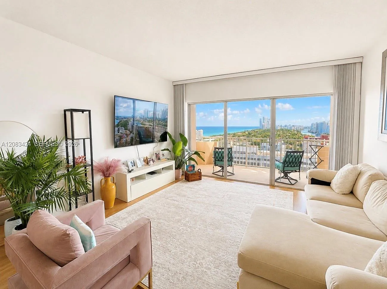 Hemispheres Condo — Photo 2