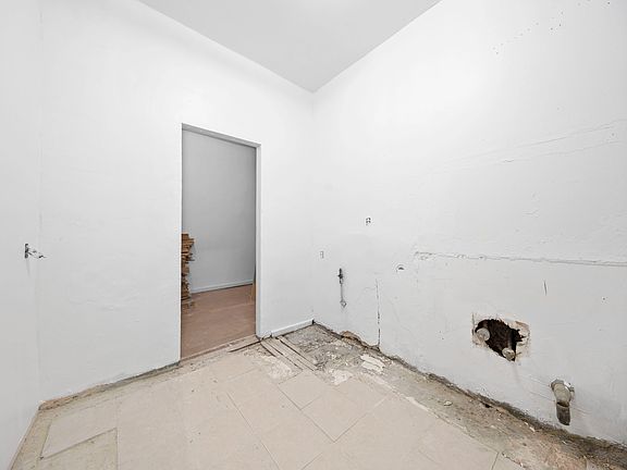 4th image of 10 W 93rd St APT 1C