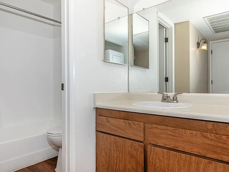 Broadway Proper Apartment ** One Month Free**W/D Included — Photo 13