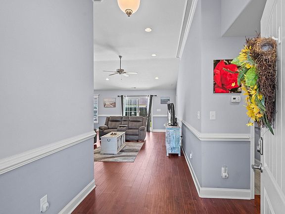 5th image of 405 Bristlecone St.