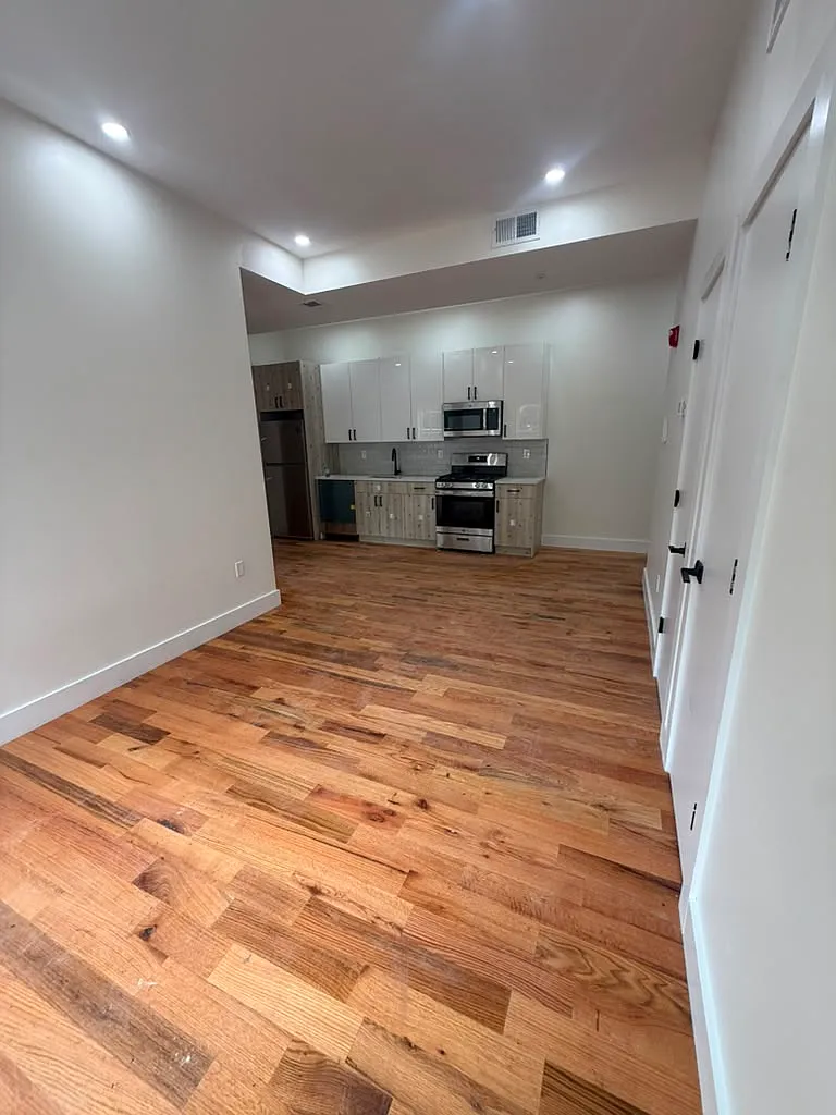 3 bed, 2592 sqft, $2,750 — Photo 4