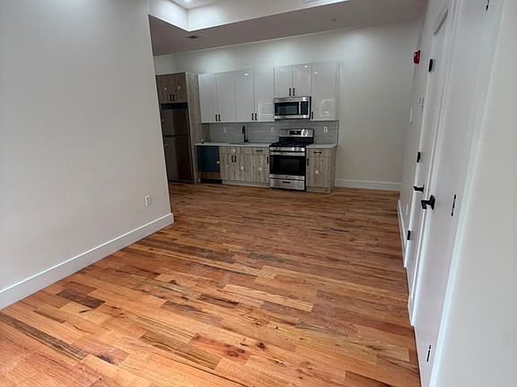 4th image of 280 6th Ave W