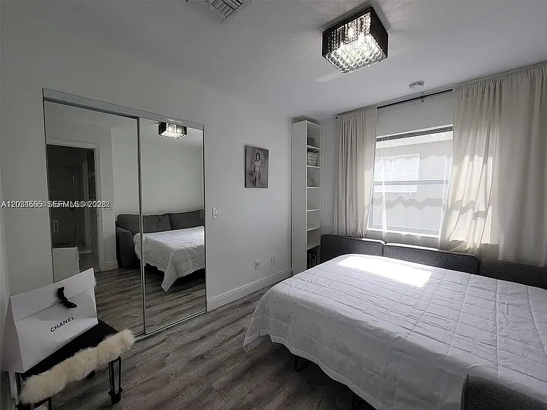 270 SE 7th St — Photo 12