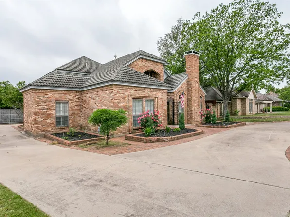 2437 Stonegate Dr N, Bedford, TX 76021