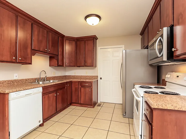 2406 Hillmont Dr — Photo 7