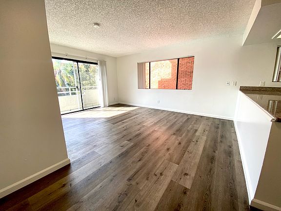 3rd image of 724 S Berendo St