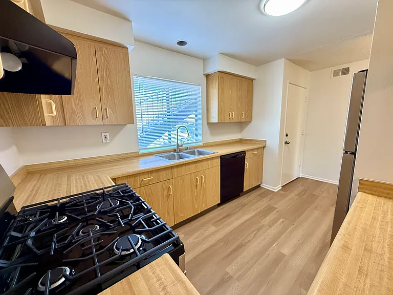 Country Club Creekside Apartments — Photo 7