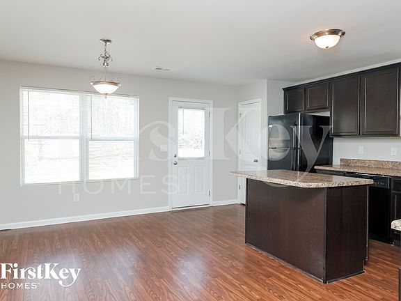 5th image of 35 Riviera Dr