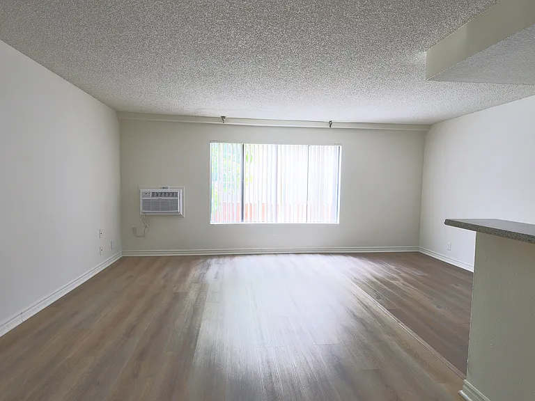 2928 Leeward Ave — Photo 12