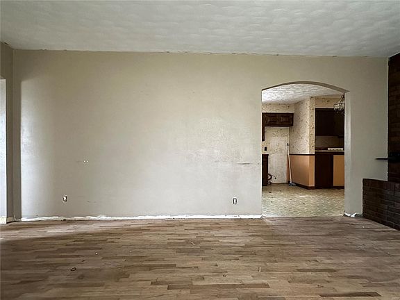 4th image of 562 W Belmont St