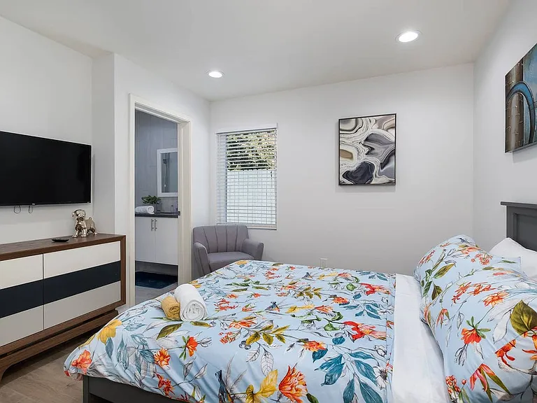 3 Bed Modern Townhome + 2-Car Private Garage — Photo 26