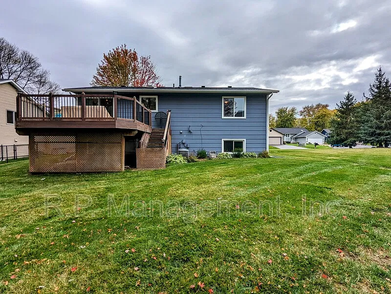 4 bed, 2.0 bath, 2200 sqft, $2,597 — Photo 3