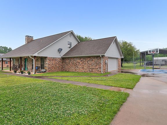 2nd image of 200 Pecan St